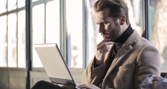 Biznismen na laptopu odnosi s javnošću internet